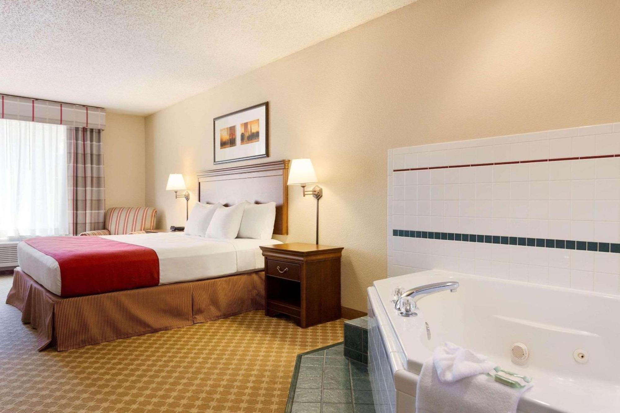 Country & By Radisson, Nevada, Mo Hotel 3*