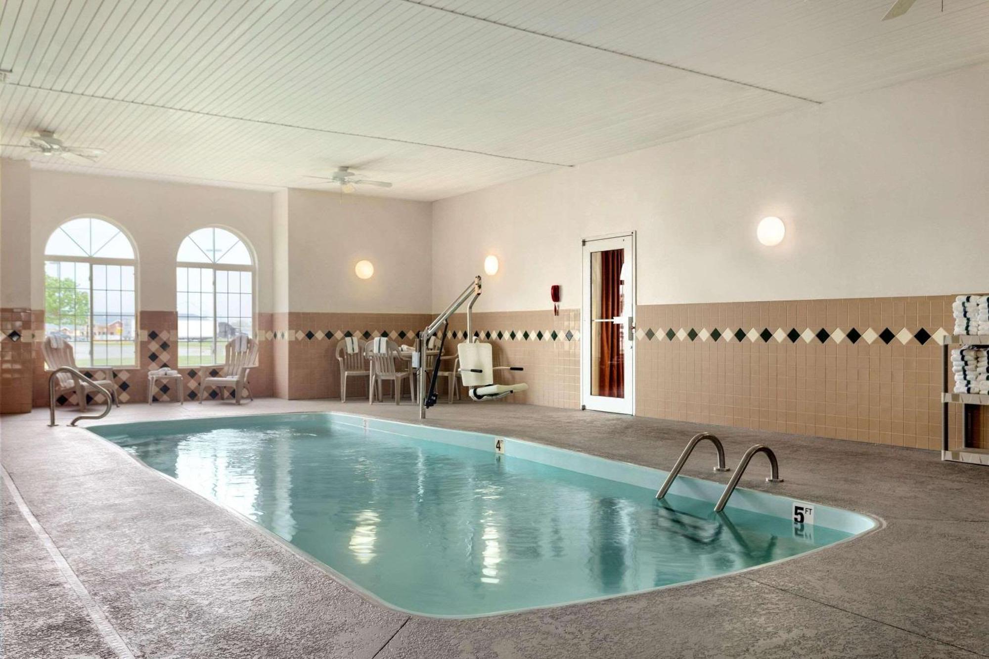 Hotel Country & By Radisson, Nevada, Mo