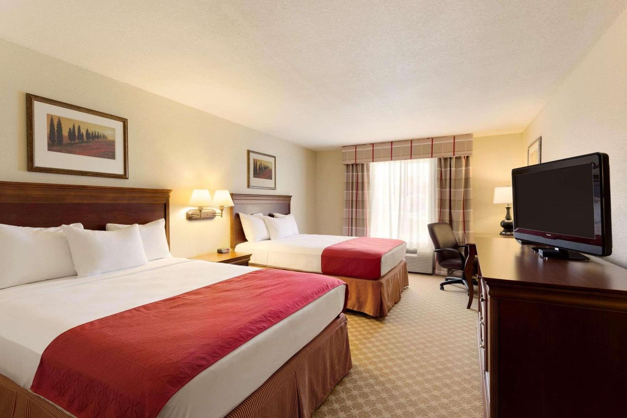 Country & By Radisson, Nevada, Mo Hotel Nevada