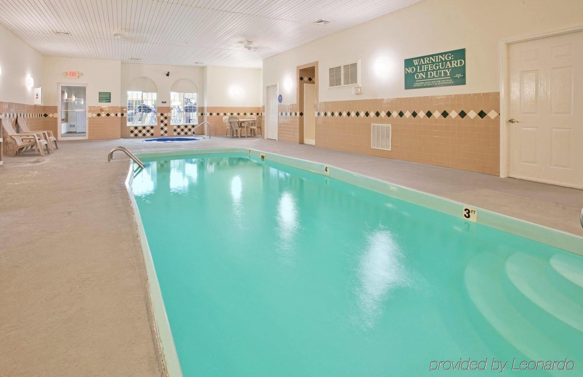 Hotel Country & By Radisson, Nevada, Mo