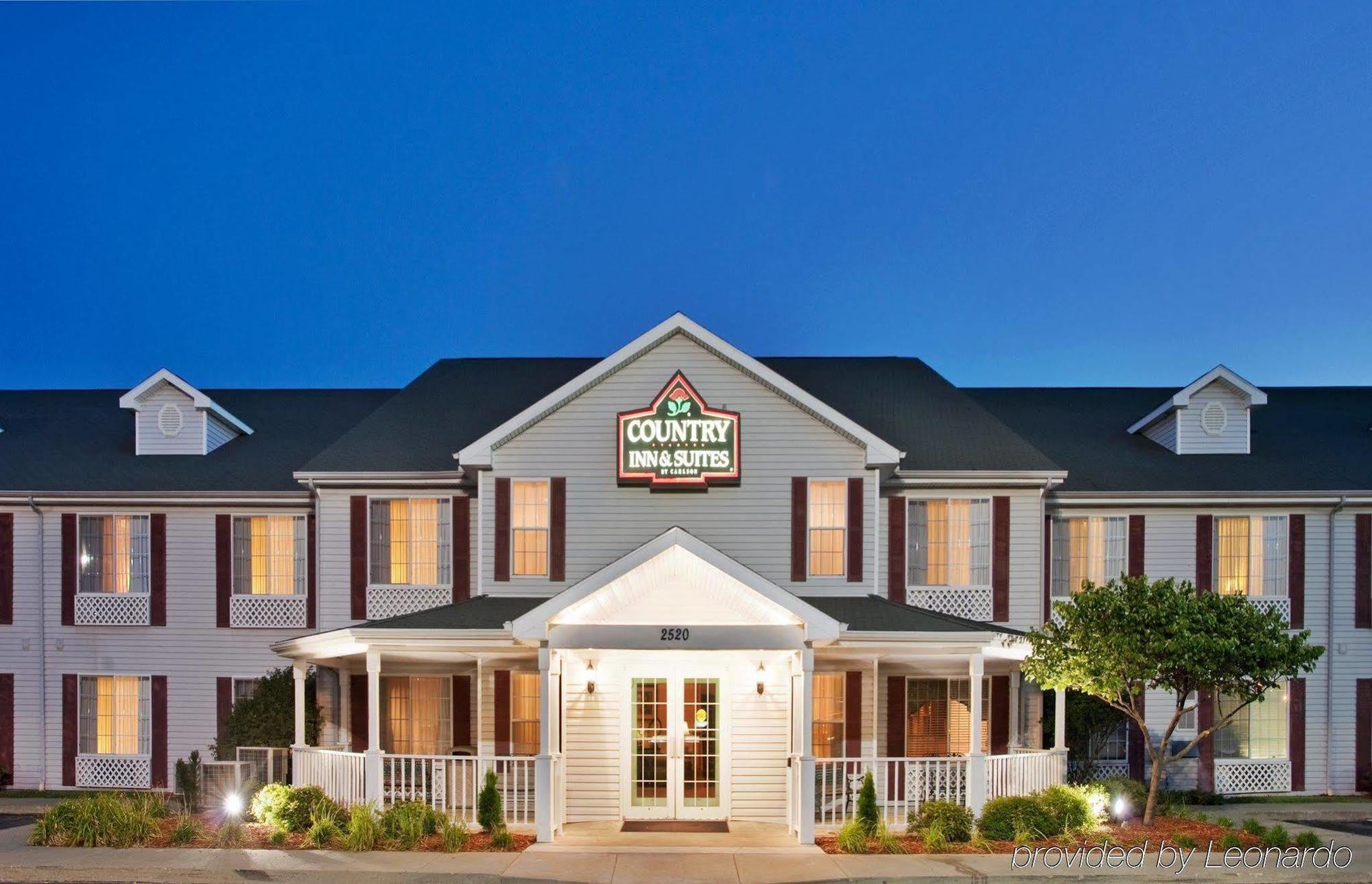 Country & By Radisson, Nevada, Mo Hotel Nevada