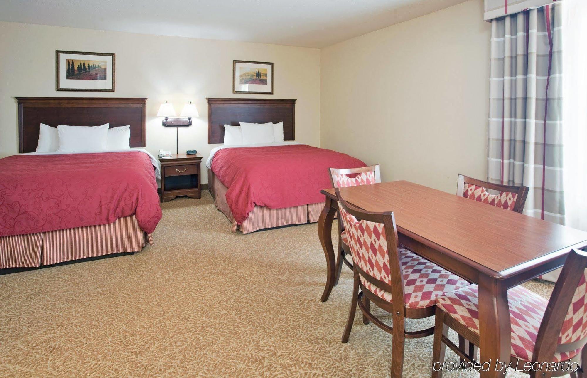 Country & By Radisson, Nevada, Mo Hotel