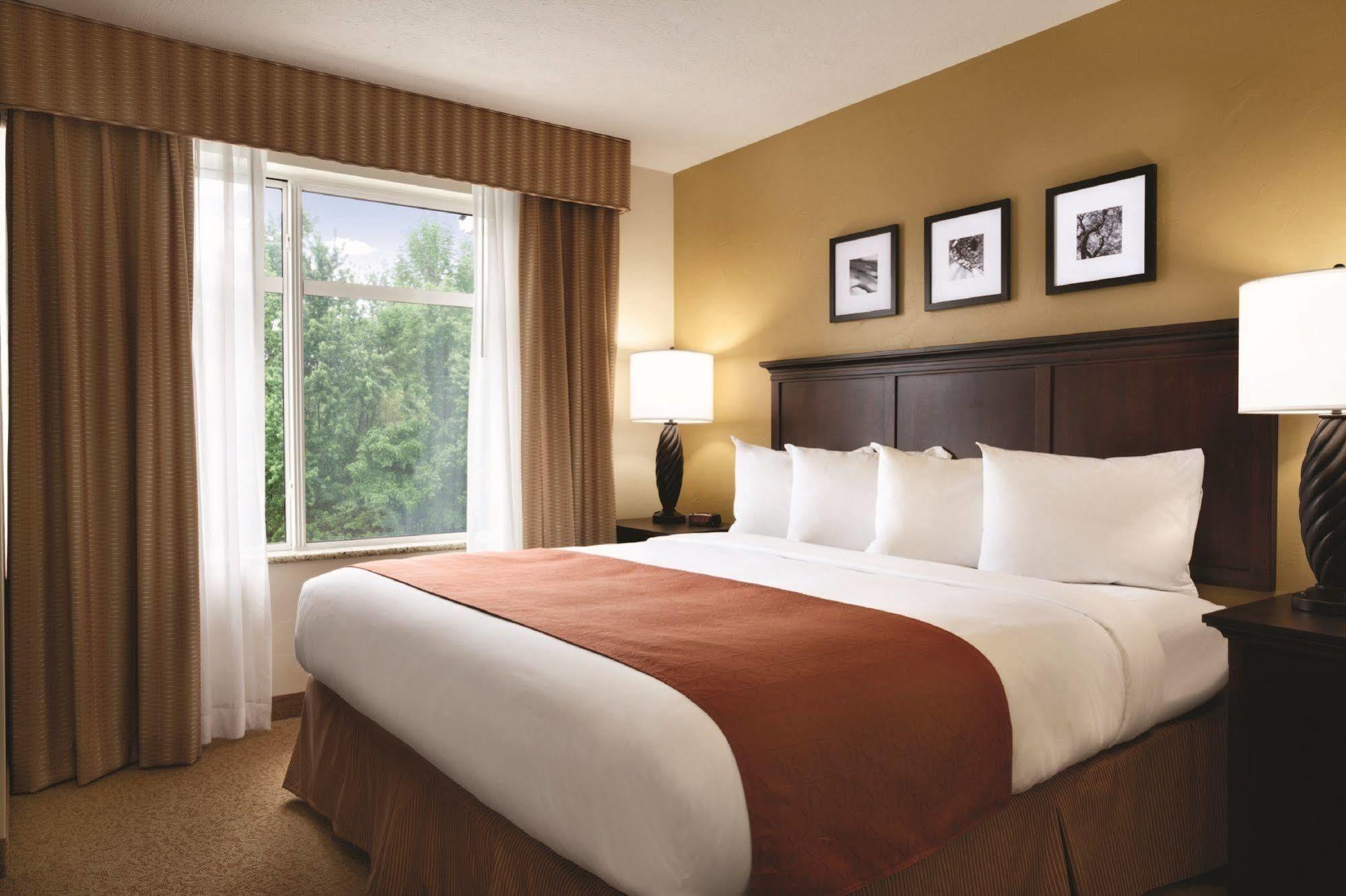 Country & By Radisson, Nevada, Mo Hotel